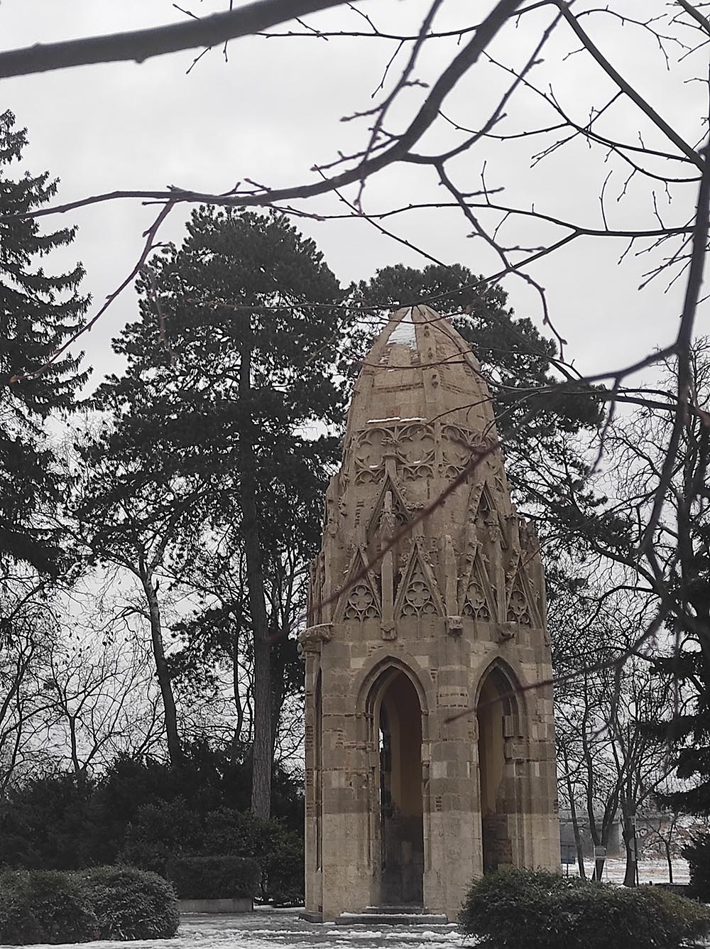 Sad Janka Kráľa a Gotická veža z františkánskeho kostola