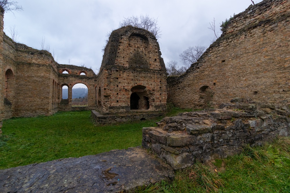 Uprostred ruina pece, ktorá pôvodne dosahovala výšku 12 metrov